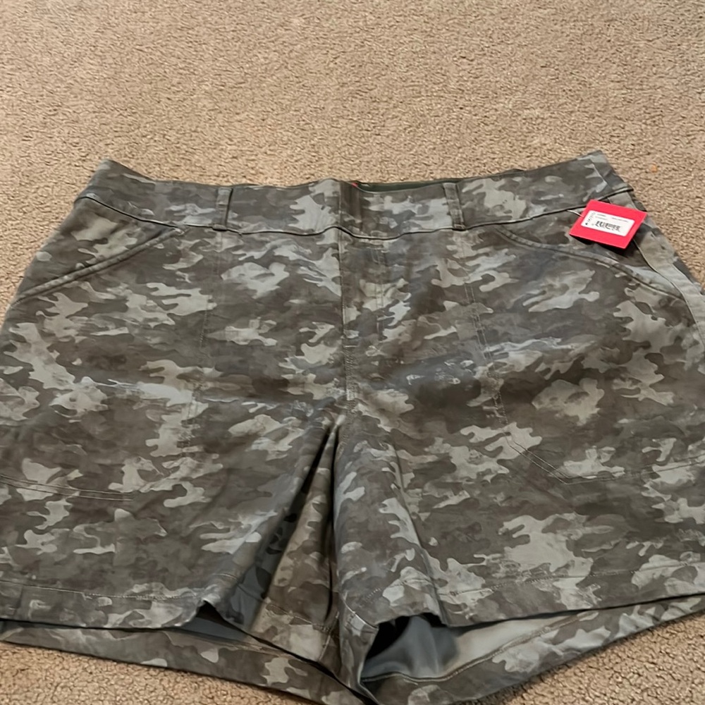 Spanx 6inch twill shorts 3x never worn!